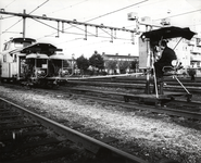 168744 Afbeelding van de stopmachine Plassermatic 275 van de N.S. tijdens onderhoudswerkzaamheden op een emplacement.